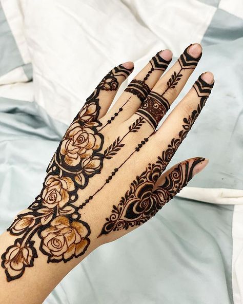 Floral Mehendi Designs, Mehendi Designs For Brides, Mehndi Outfit Ideas, Floral Mehendi, Eid Mehndi Design, Best Mehndi Design, Finger Mehendi Designs, Wrist Henna, Eid Mehndi