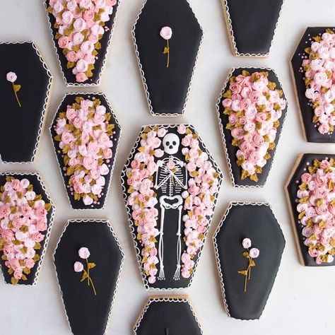 Coffin Cookies, Decorações Com Comidas, Industrial District, Halloween Baking, Halloween Desserts, Iced Cookies, Pink Halloween, Cookie Art, Icing Cookies