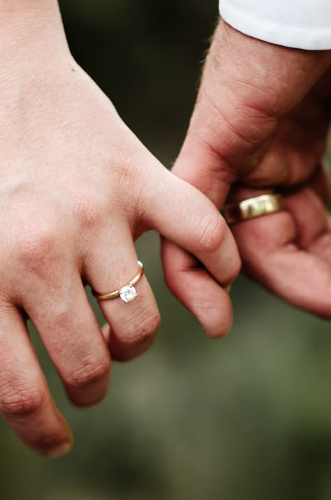 Couples Ring Photoshoot, Pinky Promise Photography Couple, Ring Wedding Pictures, Wedding Photo Unique, Wedding Photos Rings Hands, Engagement Photos Jewelry, Engaged Ring Photo, Wedding Pictures Of Rings, Wedding Photos Holding Hands