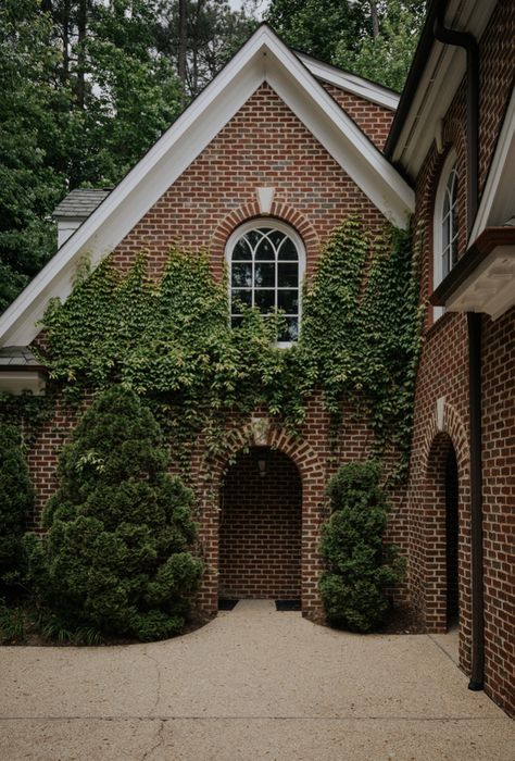 Georgia Colonial House, Modern Colonial Exterior Brick, Dark Colonial House Exterior, Beautiful Brick Homes, Partial Brick House Exterior, Red Brick Colonial House Exterior, Colonial Brick House Exterior, Vintage Colonial House, Modern Colonial House Interior Design