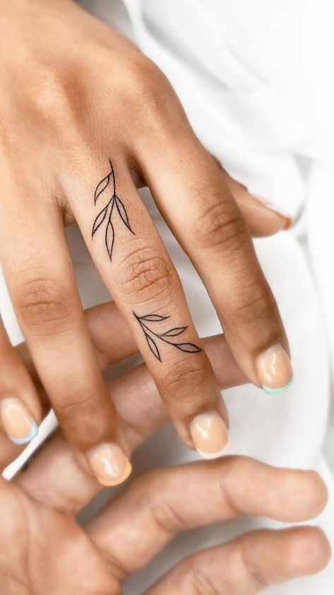 Tattoo Designs Finger, Tattoo Ideas Finger, Blatt Tattoos, Finger Tattoo Ideas, Tattoos Finger, Thumb Tattoos, Collarbone Tattoo, Wrap Tattoo, Small Finger Tattoos