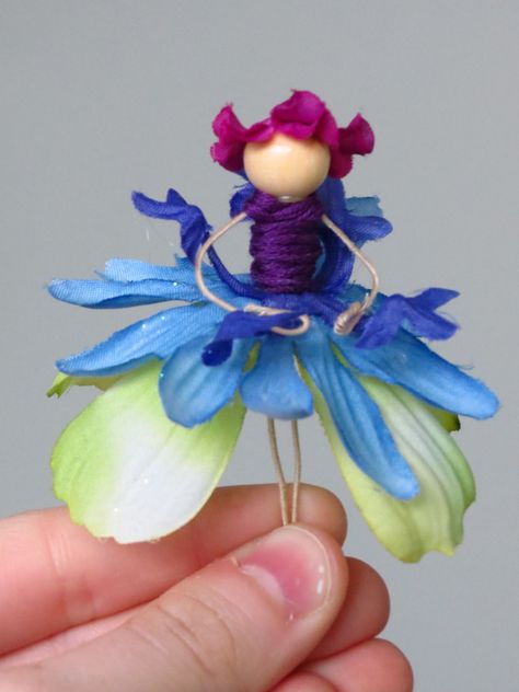 How to make flower fairies  http://thelemonzestblog.wordpress.com/2012/04/10/how-to-make-flower-fairies/ Fairy Kit, Fairy Crafts, Diy Fairy, Fairy Parties, Fairy Garden Diy, Flower Fairies, Miniature Fairy, Miniature Fairy Gardens, Flower Fairy