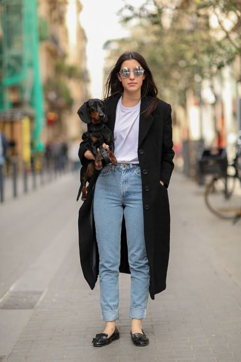 Barcelona Street Style: See All The Pics From Europe's Chicest Seaside City Spain Street Fashion, Barcelona Outfits Spring, Spain Street Style, Madrid Street Style, Barcelona Street Style, Barcelona Outfits, European Travel Outfit, Outfits For Spain, Barcelona Street