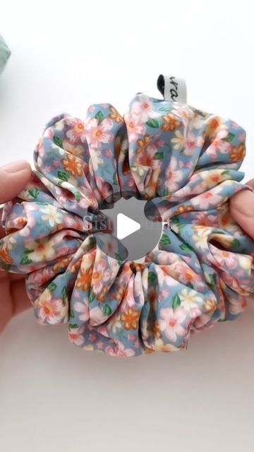 Scrunchies Making Tutorial, Scunci Scrunchies Diy, Xl Scrunchie Pattern, Sew Scrunchies Diy, Diy Hair Scrunchies Tutorials, Sewing Scrunchies Tutorials, Diy Scrunchie Pattern, Schruncies Diy Pattern, Large Scrunchies Diy