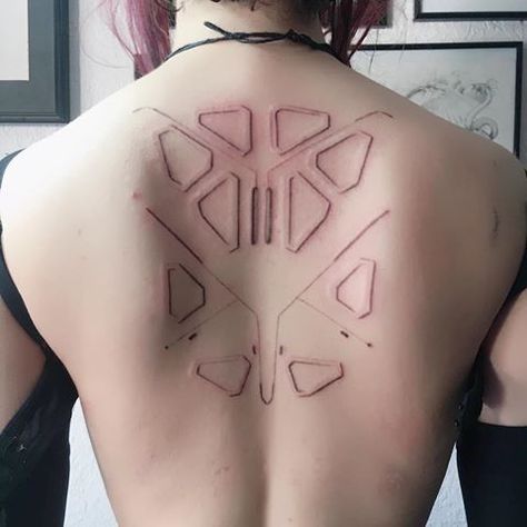 Robot Back Tattoo, Avante Garde Tattoo, Powerline Back Tattoo, Robot Spine Tattoo, Cyborgs Tattoo, Cyberpunk Spine Implant, Cybernetic Tattoo Design, Cyberpunk Tattoo Back, Cyberpunk Spine Tattoo