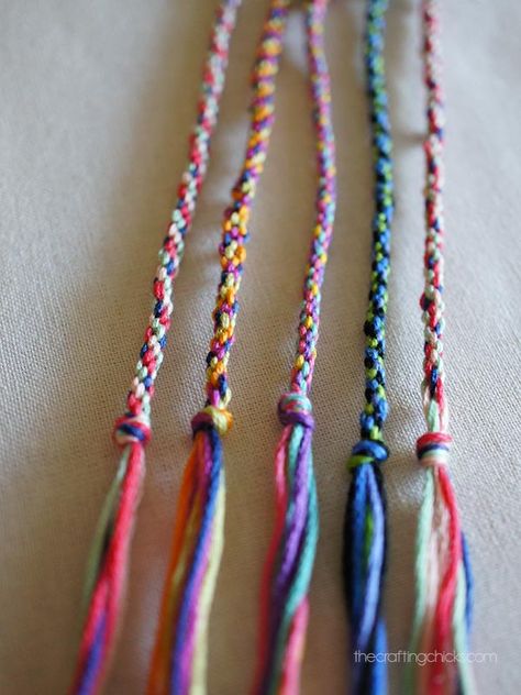 Yarn Friendship Bracelets, Leather Friendship Bracelet, Floss Bracelets, Braided Friendship Bracelets, Diy Bracelets With String, Bracelets Friendship, Friendship Bracelet Patterns Easy, Cute Friendship Bracelets, Diy Bracelets Tutorials