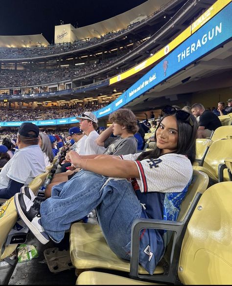 Nfl Game Photo Ideas, Aesthetic Dodgers Outfit, Aesthetic Baseball Game Pics, Celebrities At Baseball Games, Baseball Game Poses Instagram, Base Ball Game Outfit Ideas, Dodger Outfits For Women, Sports Games Outfits, Dodger Game Picture Ideas