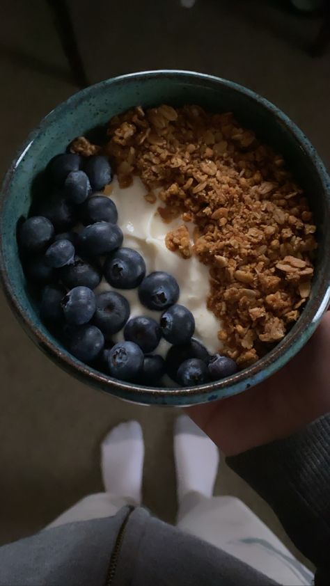 Granola bowl // blueberry granols // vanilla greek yogurt // early morning breakfast // yogurt and granola // Image Owned by the Untamed Optimist Blueberries Breakfast, Breakfast With Granola, Early Breakfast, Granola With Yogurt, Breakfast Yogurt, Yogurt With Granola, Yogurt With Blueberries, Granola Bowls, Breakfast Yogurt Ideas