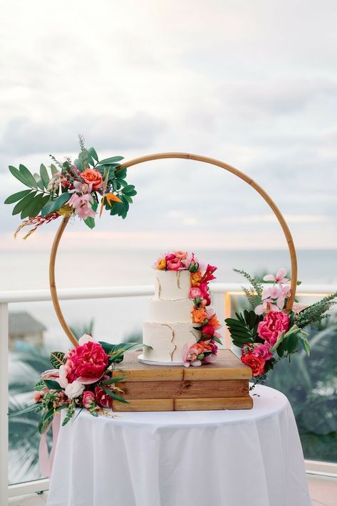 Beach Wedding Cake Table, Wedding Cake Table Ideas, Cake Table Ideas, Hawaiian Wedding Themes, Hibiscus Wedding, Tropical Wedding Cake, Tropical Centerpieces, Tropical Wedding Theme, Tropical Wedding Decor