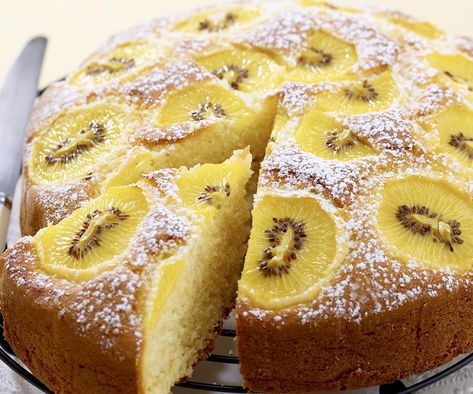 Kiwi cake Kiwi Fruit Cake, Kiwi Breakfast, Kiwi Cake, Biscotti Cheesecake, Fruit Cake Recipe, Kiwi Berries, Fruitcake Recipes, Berry Cake, Frozen Yoghurt