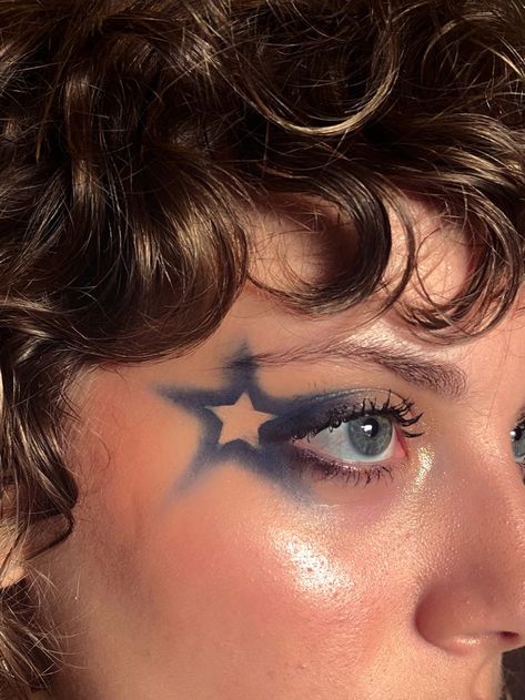 Funky Blue Makeup, Eye Makeup Shapes, Eyeshadow Star Makeup, Found Heaven On Tour Makeup, Rave Makeup Brown Eyes, Makeup Ideas For New Years, Abstract Makeup Avant Garde, Blue Star Makeup Look, Blue White Eyeshadow