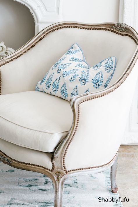 French Sofa Living Room, French Style Sofa, French Style Living Room, Spring Living Room Decor, French Homes, Vintage French Furniture, Stylish Living Room Furniture, Grandmillennial Style, Spring Living Room