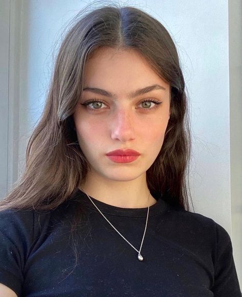 Zoia Mossour Aesthetic, French Makeup Look, French Girl Makeup, Zoia Mossour, French Makeup, Light Makeup Looks, Classic Makeup, French Beauty, Maquillaje Natural