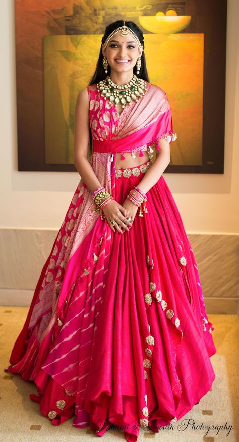 A bride in a unique drape blouse for her mehndi Sagai Outfit Indian Weddings, Leghana Design, Lehriya Lehenga, Lehenga Designs Party Wear, Bandhani Dress Party Wear, Unique Lehenga Designs Party Wear, Unique Lehenga Designs, Unique Lehenga, Mehndi Wedding