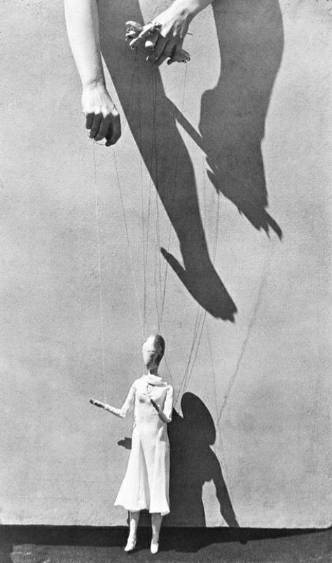 Manos del titiritero, 1929 by Tina Modotti Marionette Tattoo, Willy Ronis, Tina Modotti, Marionette Puppet, Edward Weston, Gordon Parks, Great Photographers, Bw Photo, Pics Art