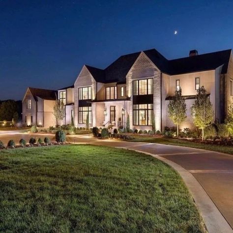 Beautiful Farm House on Instagram: “what about this luxuru home? for more follow @farm.house_design #luxuryhouse #housedecoration #housestyle #mansiongoals #mansionhomes…” Hardboard Siding, Nashville Real Estate, Gunite Pool, Backyard Retreat, Parade Of Homes, House Elevation, Grand Entrance, Farmhouse Design, Classic House