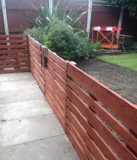 Gard Modern, Wood Pallet Fence, Pagar Modern, Pallet Home Decor, Easy Fence, Pallet Fence, Pallet Patio, Diy Fence, Pallet Outdoor