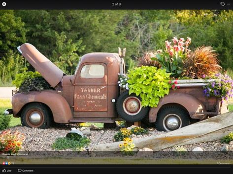 Unique Yard Art, Flower Bed Designs, Flower Truck, Old Truck, Garden Junk, Flower Cart, Yard Project, Fence Landscaping, Outdoor Diy Projects