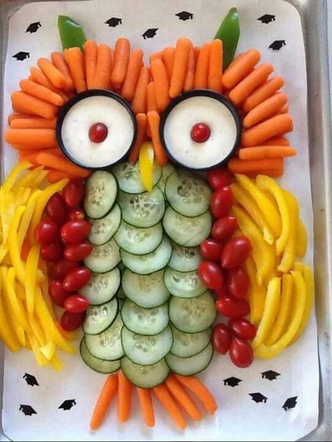 Veggie tray Fruit Platters, Vegetable Sticks, Vegetable Tray, Vegetable Platter, Decorações Com Comidas, Funny Fruit, Healthy Fall, Veggie Tray, God Mat