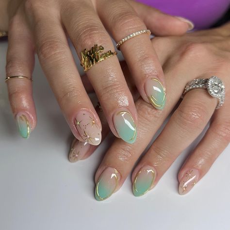 Gold And Mint Nails, Mint Green Nails Almond Shape, Pale Mint Green Nails, Nails Mint Green Design, Mint Green Aura Nails, Pastel Mint Green Nails, Pista Colour Nail Art, Spring Nails Mint Green, Pista Green Nails