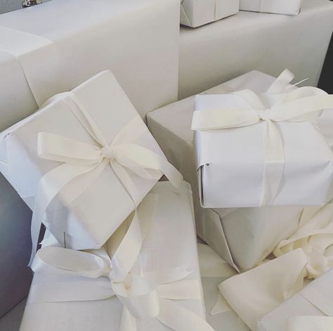 Lots Of Gifts Aesthetic, Pink And White Gift Wrapping, Christmas Aesthetic White And Gold, White Christmas Present Wrapping, Presents Astethic, Wrapped Gifts Aesthetic Birthday, Wrapped Presents Aesthetic, Christmas White Aesthetic, Gift Astethic