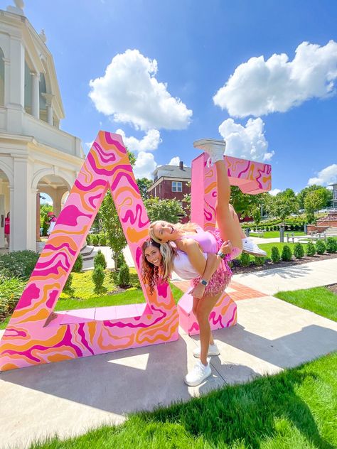 Pink Recruitment Decorations, Hannah Montana Sorority Bid Day, Sorority Yard Letters, Sorority Recruitment Pictures, Bid Day Pictures, Bid Day Poses, Sorority Pictures Poses, Arkansas Sorority, Sorority Event Ideas