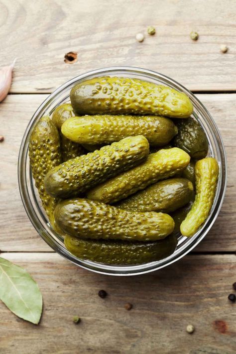 Gherkins Pickles, فاصوليا خضراء, Strawberry Mousse Cake, Pickling Spice, Twisted Recipes, Grape Salad, Homemade Pickles, Probiotic Foods, French Dishes