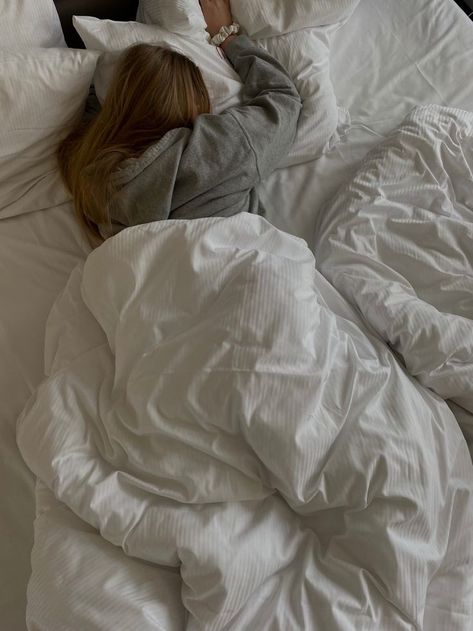 sleepy girl aesthetic bedsheets white bedroom white sheets brunette sleepy girls night Dreamy Bed, Sleepy Girl, How To Stop Snoring, Sleep Early, Girl Sleeping, Sleeping In Bed, Lazy Girl, Images Esthétiques, Foto Inspiration