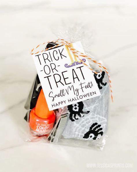 Trick or Treat, Smell My Feet Printable Halloween Favor Tags - Halloween Party Favors - Halloween Treat Tags for Teachers - Halloween Smell My Feet Tags - Printable Halloween Hang Tags So cute paper craft printable Smell My Feet Happy Halloween Hang Tags, instant download. ♥ Print on cardstock, cut out and attach to party favor bags full of fun pedicure items. Instant Download High Quality JPG & PDF files Greatfor teacher gifts. 9 tags per sheet, measure 2.5 x 3 inches Small Halloween Gift Ideas, Halloween Bags For Teachers, Halloween Classroom Non Food Treats, Halloween Preschool Teacher Gifts, Work Halloween Gifts, Spooky Bags For Coworkers, Halloween Treats For School Staff, Fall Daycare Teacher Gifts, Daycare Teacher Halloween Gifts