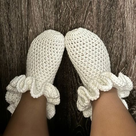 Step by step pattern for my crochet sock ruffle footies which are also available for purchase in my shop :) Comes with written & visual step by step, enjoy! Using size 5.5mm HOOK