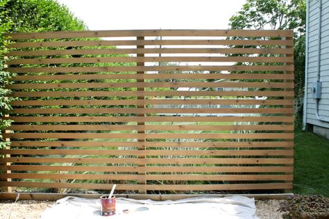 Modern Wood Slatted Outdoor Privacy Screen: Details On How To Build Lattice Privacy Screen, Privacy Screen Deck, Diy Privacy Screen, Outdoor Privacy Screen, Garden Privacy Screen, Patio Privacy Screen, Patio Privacy, Privacy Fence Designs, Garden Privacy