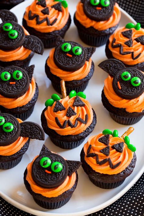 Oreo Bats, Easy Halloween Cupcakes, Decorate Halloween, Halloween Torte, Halloween Food Cupcakes, Halloween Deserts, Halloween Breakfast, Dulces Halloween, Talk To People