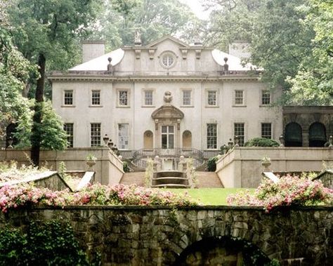 Swan House Garden and Grounds | See More! http://heyweddinglady.com/elegant-country-manor-wedding-inspiration-in-marble-and-blush/ Doors Architecture, Swan House Atlanta, Garden Entry, Mansion Homes, Country Mansion, Southern Mansions, Swan House, Amazing Homes, Stately Homes