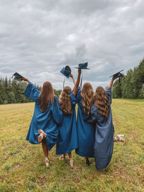 Group Photos Graduation, Graduation Group Photo Ideas Friends, Graduation Pic Ideas With Friends, Friendship Graduation Pictures, Graduation Poses Group, Large Group Graduation Pictures, Graduation Photos Friends, Graduation Photos Group, Group Grad Pics