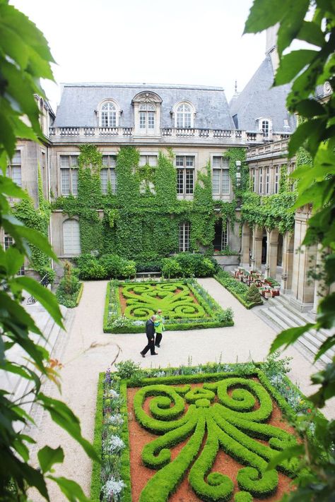 the gorgeous garden of the carnavalet museum / paris Parisian Architecture, Musee Carnavalet, Paris Jackson, Museums In Paris, Chateau France, Formal Gardens, Paris Saint-germain, Paris Hilton, Paris Travel