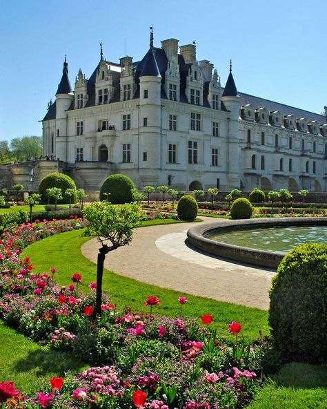 French Castle Exterior, Big Castle Aesthetic, Castle Garden Aesthetic, French Chateau Garden, French Chateau Aesthetic, Garden Design Plans Drawing, French Chateau Exterior, Chateau Aesthetic, Gardener Quotes