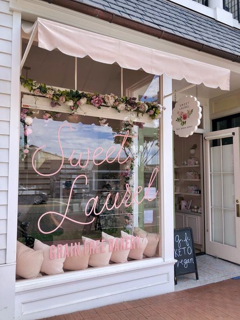 Sweet Bakery Shop, Sweet Cafe Design, Sweet Shop Design Interiors, Cake Store Design Bakery Shops, Sweet Shop Exterior, Baking Shop Design, Small Cake Shop Ideas, Cake Shop Ideas Design, Mini Cake Shop Design