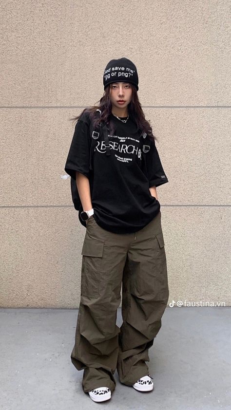 Baddie Street Wear Outfits, Oversize Cargo Pants Outfit, Baggy Clothes Girl, Baggy Clothes Outfit Aesthetic, Find Your Own Style, Tomboy Stil, Pakaian Hipster, Tomboy Outfit, Baggy Outfit Ideas