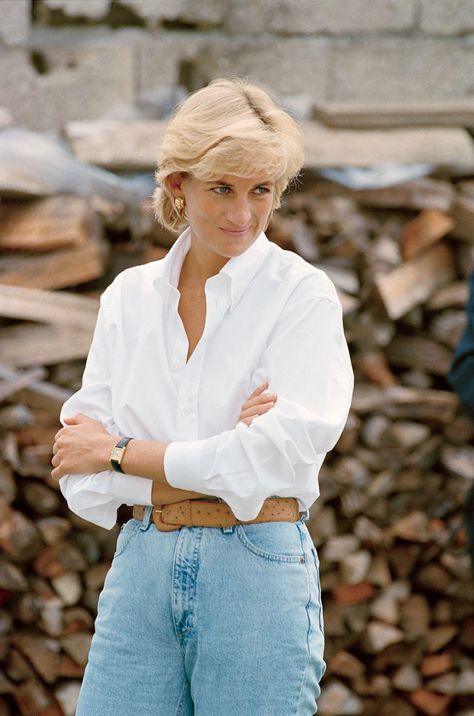 Princess Diana, gorgeous even in jeans and a white shirt. Princess Diana 90s, Diana 90s, Prinz George, Prins William, Princess Diana Fashion, Princess Diana Photos, Princes Diana, Diana Fashion, 90s Looks