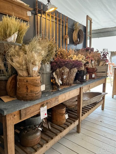 Table Top Display Ideas, Garden Shop Display, Farm Store Decor, Mercantile Store Ideas, Antique Booth Ideas Staging, Antique Shop Aesthetic, Antique Shop Display Ideas, Flea Market Set Up, Thrifting Business