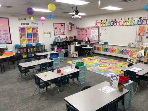 Classroom Setup With Tables Kindergarten, Classroom Kindergarten Layout, Kindergarten Aesthetic Classroom, Rectangle Table Classroom Arrangement, Classroom Setup Kindergarten Layout, Kindergarten Seating Arrangement, Kindergarten Classroom Table Setup, Classroom Tables Arrangement, Kindergarten Desk Arrangement