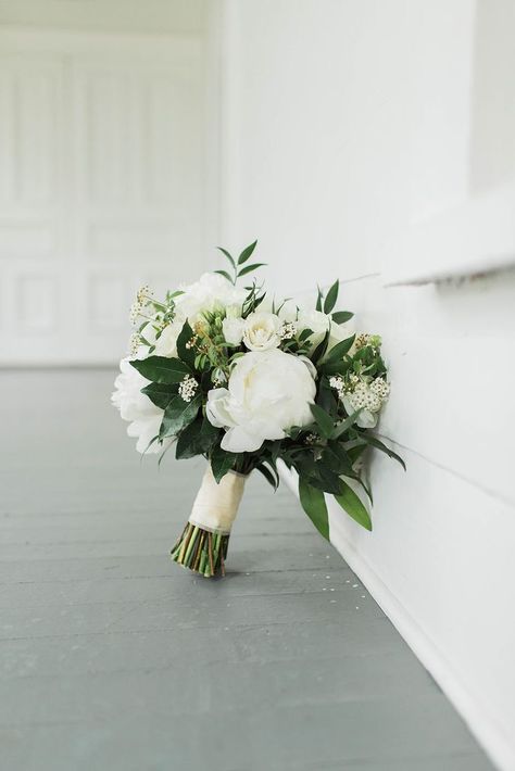 Civil Wedding Bouquet, Bride Bouquets White, White Bridal Flowers, Small Wedding Bouquets, Greenery Wedding Bouquet, Simple Wedding Bouquets, Bridesmaid Bouquet White, Green Wedding Bouquet, Bridal Party Bouquets