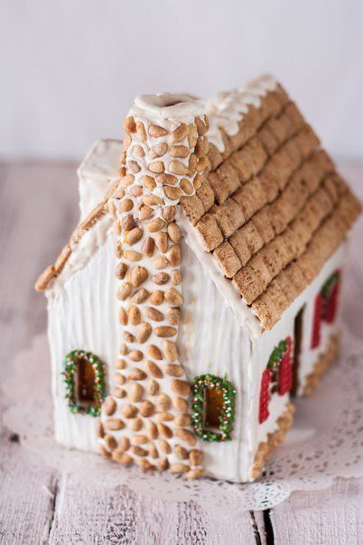 Gingerbread Houses Out Of Graham Crackers, Gingerbread Graham Cracker House, Gram Cracker Gingerbread House Ideas, Aesthetic Gingerbread House Ideas, Gingerbread House Cottage, Rustic Gingerbread House Designs, Gingerbread House Animals, Grahman Cracker Gingerbread House Diy, Graham Cracker House Christmas