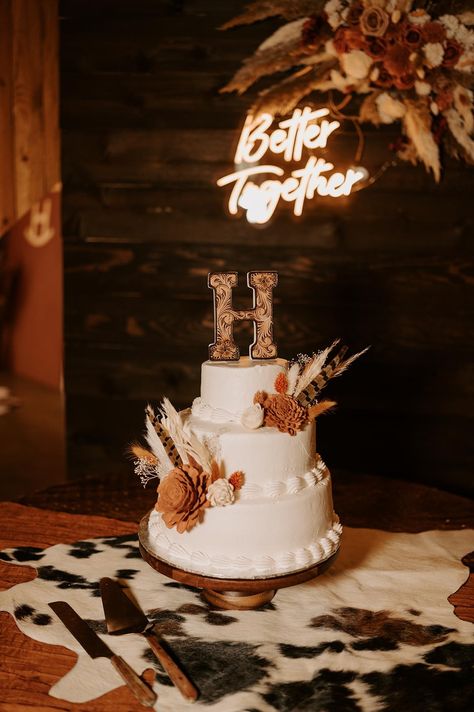 Check out this photo from brianna.purvis Western Cake Wedding, Country Themed Wedding Cake, November Country Wedding, Western Wedding Planning, Western Theme Wedding Cake, Country Vow Renewal Ideas, Cowboy Western Wedding, Western Outside Wedding, Cute Boho Wedding Ideas