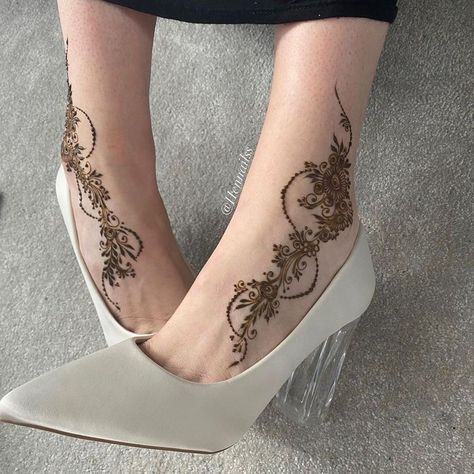 Black Henna Designs, Black Mehndi, Aesthetic Henna, Leg Henna Designs, Wedding Henna Designs, Arabic Henna Designs, Pretty Henna, Floral Henna Designs, Foot Henna