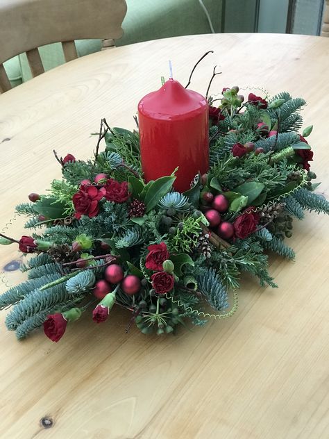 Dining Table Arrangements, Flower Arrangements Christmas, Christmas Centre Pieces, Christmas Table Decorations Centerpiece, Christmas Flower Decorations, Holiday Dining Table, Christmas Centers, Christmas Pots, Christmas Candle Decorations