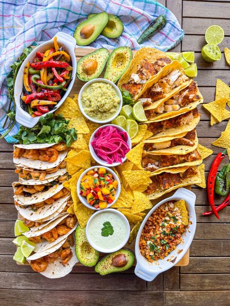 Mexican Themed Charcuterie Board (for Cinco de Mayo!) - Weekday Pescatarian Mexican Food Platter, Mexican Food Birthday Party, 5 De Mayo Food Ideas, Dinner Party Mexican, Mexican Board Food, Tacos Dinner Party, Mexican Taco Party, Mexico Themed Party Food, Mexican Game Night Food