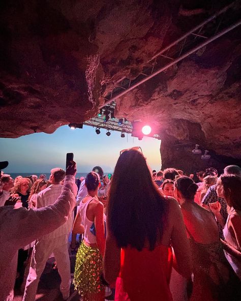 Clubbing in menorca cove mallorca partying in ibiza spain cova de xoroi summer house music edm Ibiza Travel Aesthetic, Spain Party Aesthetic, Mallorca Nightlife, House Music Aesthetic, Clubbing Ibiza, House Music Party, Party In Ibiza, Spain Life, Ibiza Nightlife