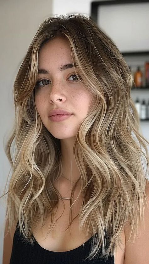 Cabello rubio avellana claro Wavy Blonde Balayage, Blond Hair Ideas Color, Blond Balayage Dark Roots, New Hair Inspiration, Gradient Hair Brown To Blonde, Half Balayage Blonde, Dark Base Blonde Balayage, Balayage Hair Blonde 2024, Dirty Blonde Hair With Dark Roots