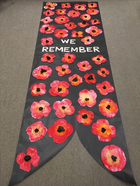 Classroom Remembrance Day Wreath, Poppy Crafts For Kids Veterans Day, Eyfs Remembrance Day, Poppy Art Project, Easy Poppy Craft, Rememberence Day Crafts For Kids, Veterans Day Poppy Craft, Rememberence Day Art, Veteran's Day Craft